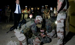 Exercice de soldats de la 13e DBLE devant le ministre de la Défense Jean-Yves Le Drian, aux Emirats arabes unis, le 2 janvier 2016