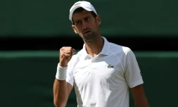 Le Serbe Novak Djokovic face au Japonais Kei Nishikori en quarts de finale à Wimbledon, le 11 juillet 2018