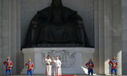 Le président mongol Ukhnaagiin Khurelsukh et le pape François devant la statue de Gengis Khan sur la place Sukhbaatar à Oulan-Bator, le 2 septembre 2023