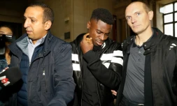Le défenseur ivoirien du PSG Serge Aurier à son arrivée le 26 septembre 2016 au Palais de justice de Paris