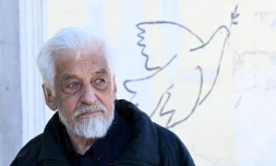 L'artiste Vladimir Ovtchinnikov devant l'un de ses graffitis à Borovsk, à une centaine de kilomètres au sud-ouest de Moscou, le 14 avril 2022