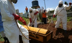 Des membres de la Protection civile mettent en terre le cercueil d'une victime du Covid-19 à San Cristobal, au Venezuela, le 1er septembre 2020