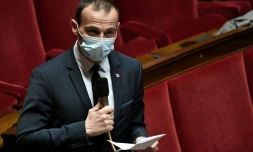 Le député LR Fabien Di Filippo, opposé à l'extension du délai légal pour pratiquer une IVG à 14 semaines de grossesse au lieu de 12, prend la parole à l'Assemblée nationale à Paris le 30 novembre 2021