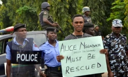 Un homme brandit le 16 octobre 2018 une pancarte où l'on peut lire "Alice Nggadah doit être sauvéee", allusion à Alice Loksha Nggadah, l'une des trois otages de Boko Haram
