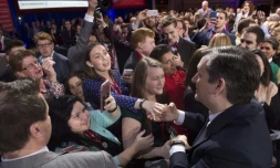 Le sénateur texan et candidat aux primaires républicaines Ted Cruz salue le public lors de la conférence annuelle de l'action politique conservatrice (CPAC) à Oxon Hill, dans le Maryland, le 4 mars 2016