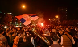 Des Serbes célÚbrent dans les rues de Belgrade la victoire des étudiants aux élections législatives le 25 octobre 2026.
