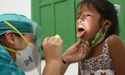 Une enfant reçoit des soins médicaux dans un dispensaire du village d'Umariacu, en Amazonie brésilienne, le 19 juin 2020