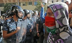 Des manifestants font face aux forces de sécurité prÚs du Parlement dans le centre-ville de Beyrouth, le 19 novembre 2019