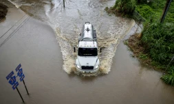 Un camion avance sur une route inondée, dans la région de Naguabo, à Porto Rico, le 16 août 2025