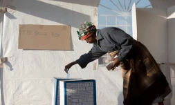 Une électrice dans un bureau de vote d'Atteridgeville, à l'ouest de Pretoria, le 3 août 2016