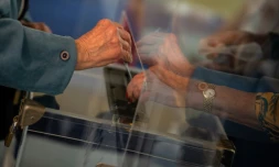 Un électeur glisse un bulletin dans l'urne, lors du premier tour des élections régionales et départementales, à Angers le 20 juin 2021