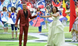 Le chanteur anglais Robbie Williams et la soprano russe Aida Garifullina se produisent pendant la cérémonie d'ouverture de la Coupe du monde, le 14 juin 2018 à Moscou