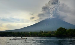 Le volcan Agung, sur l'île indonésienne de Bali, crache ds cendres, le 28 novembre 2017