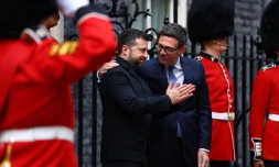 Le Premier ministre britannique Andy Burnham (d) accueille le président ukrainien Volodymyr Zelensky sur le perron de Downing Street, à Londres, le 14 octobre 2026