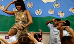 Michelle Obama danse avec des enfants dans une école de Washington, le 24 mai 2013