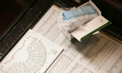 Des masques de protection posés sur un plan de l'Assemblée nationale, le 5 mai 2020 à l'Assemblée à Paris