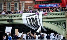 Partisans du maintien dans l'UE (en bas) face aux partisans de sortie de l'UE (en haut) le 15 juin 2016 à Londres