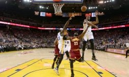 Kevin Durant, N.35 de Golden State, bloque un tir de LeBron James, N.23 des Cleveland Cavaliers, le 16 janvier  2017 à Oakland