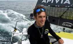 Le skipper français Charlie Dalin, Ă bord de son monocoque "Apivia", le 19 juin 2020 au large de Port-la-ForĂȘt