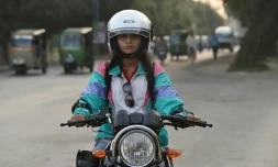 L'étudiante pakistanaise Tayyaba Tariq à moto dans une rue de Lahore, le 9 octobre 2015