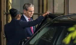 Le secrétaire américain au Trésor Scott Bessent quitte son hôtel pour se rendre à une réunion avec des responsables chinois sur les droits de douane à Genève, le 10 mai 2025