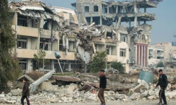 Des jeunes irakiens à proximité de l'université de Mossoul, le 21 janvier 2017