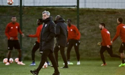 L'entraîneur de Lyon Bruno Genesio, lors d'un entraînement le 18 février 2019 à Décines-Charpieu à la veille de la confrontation avec le FC Barcelone