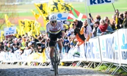 Tadej Pogacar dans le Tour des Flandres le 5 avril 2026