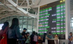 Des touristes bloqués à l'aéroport Ngurah Rai à Denpasar, sur l'île de Bali, le 29 juin 2018, après l'éruption d'un volcan