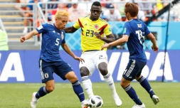 Le défenseur de la Colombie, Davinson Sanchez (au c.) entouré des Japonais Yuto Nagatomo et Takashi Inui lors de la Coupe du Monde 2018 à Saransk le 19 juin 2018  