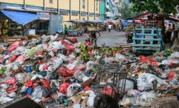 Un tas d'ordures sur la voie publique à Jakarta, le 20 janvier 2026 en Indonésie