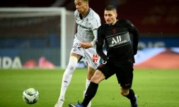 L'attaquant rémois Hugo Ekitike, aux prises avec le milieu de terrain italien du Paris Saint-Germain, Marco Verratti, lors de leur match de Ligue 1, le 23 janvier 2022 au Parc des Princes