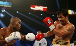 Le boxeur philippin Manny Pacquiao (d) lors de l'ultime combat de sa carrière, face à l'Américain Thimothy Bradley, le 9 avril 2016 à Las Vegas