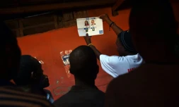 Décompte des bulletins de vote, le 25 octobre 2015 à Port-au-Prince, à l'issue des élections générales qui se sont déroulées dans le calme