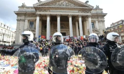 La police antiémeute devantr le mémorial sur la place de Bruxelles où des manifestants nationalistes ont fait irruption, le 27 mars 2016  