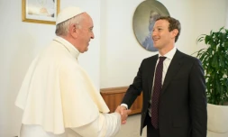 Photo fournie par le service de presse du Vatican, de la rencontre entre le pape François et le fondateur de Facebook Mark Zuckerberg, le 29 août 2016 au Vatican