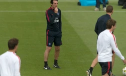 L'entraßneur du PSG, l'Espagnol Unai Emery (c), lors d'une séance d'entraßnement au Camp des Loges, le 11 août 2016