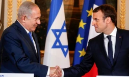 Le Premier ministre israélien Benjamin Netanyahu (G) et le Président français Emmanuel Macron lors d'une conférence de presse à Paris le 10 décembre 2017