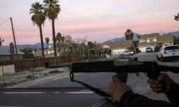 Des officiers de police cherchent des suspects à San Bernardino le 2 décembre 2015