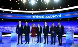 Les candidats de la primaire de la droite (g-d): Bruno Le Maire, Alain Juppé, Nathalie Kosciusko-Morizet, Nicolas Sarkozy, Jean-François Copé, Jean-Frédéric Poisson et François Fillon avant le 1er débat télévisé, le 13 octobre 2016 dans les studios de TF1 à La Plaine-Saint-Denis, près de Paris