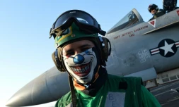 Un soldat sur le porte-avions USS Dwight D. Eisenhower (CVN-69) en Méditerranée le 6 juillet 2016