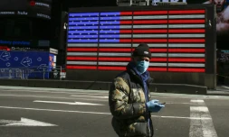 Un homme portant un masque sur Times Square à New York le 22 mars 2020