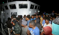 Des migrants arrivent à une base navale après avoir été secourus en mer, le 24 juin 2018 à Tripoli, en Libye