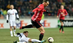 L'attaquant de Manchester United Zlatan Ibrahimovic (d) à la lutte avec le milieu de Louhansk Zeljko Ljubenovic en Europa League, le 8 décembre 2016 à Odessa