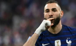 L'attaquant Karim Benzema célèbre son but avec l'équipe de France contre le Danemark à Saint-Denis, le 3 juin 2022