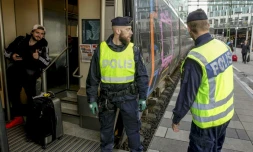 Des policiers suédois se préparent à inspecter un train à Malmö en 12 novembre 2015