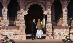 Le Premier ministre indien Narendra Modi (D) accueille le président français Emmanuel Macron pour le sommet fondateur de l'Alliance solaire internationale à New Delhi, le 11 mars 2018