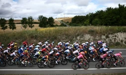 Le peloton du Tour de France sur les routes du Pays basque espagnol, en direction de Saint-Sébastien le 2 juillet 2023 