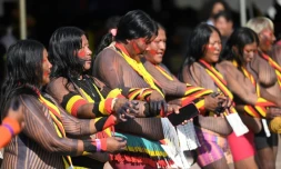 Des indigĂšnes du BrĂ©sil fĂȘtent Ă Brasilia une dĂ©cision de la Cour suprĂȘme en faveur de leurs terres le 21 septembre 2023