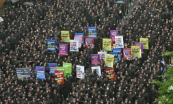 Des membres du syndicat de Samsung Electronics en grÚve manifestent le 8 juillet 2024 à Hwaseong, au sud de Séoul, en Corée du Sud